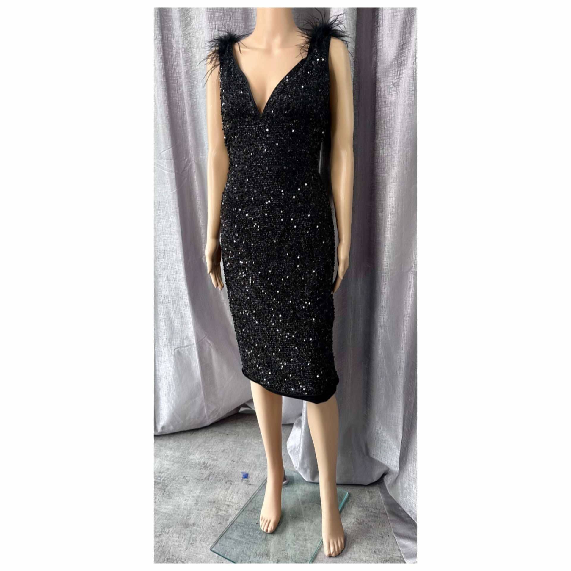 Get red-carpet ready with our full glam package! Elevate your look with professional hair styling, flawless makeup, and a stunning dress (available to hire).