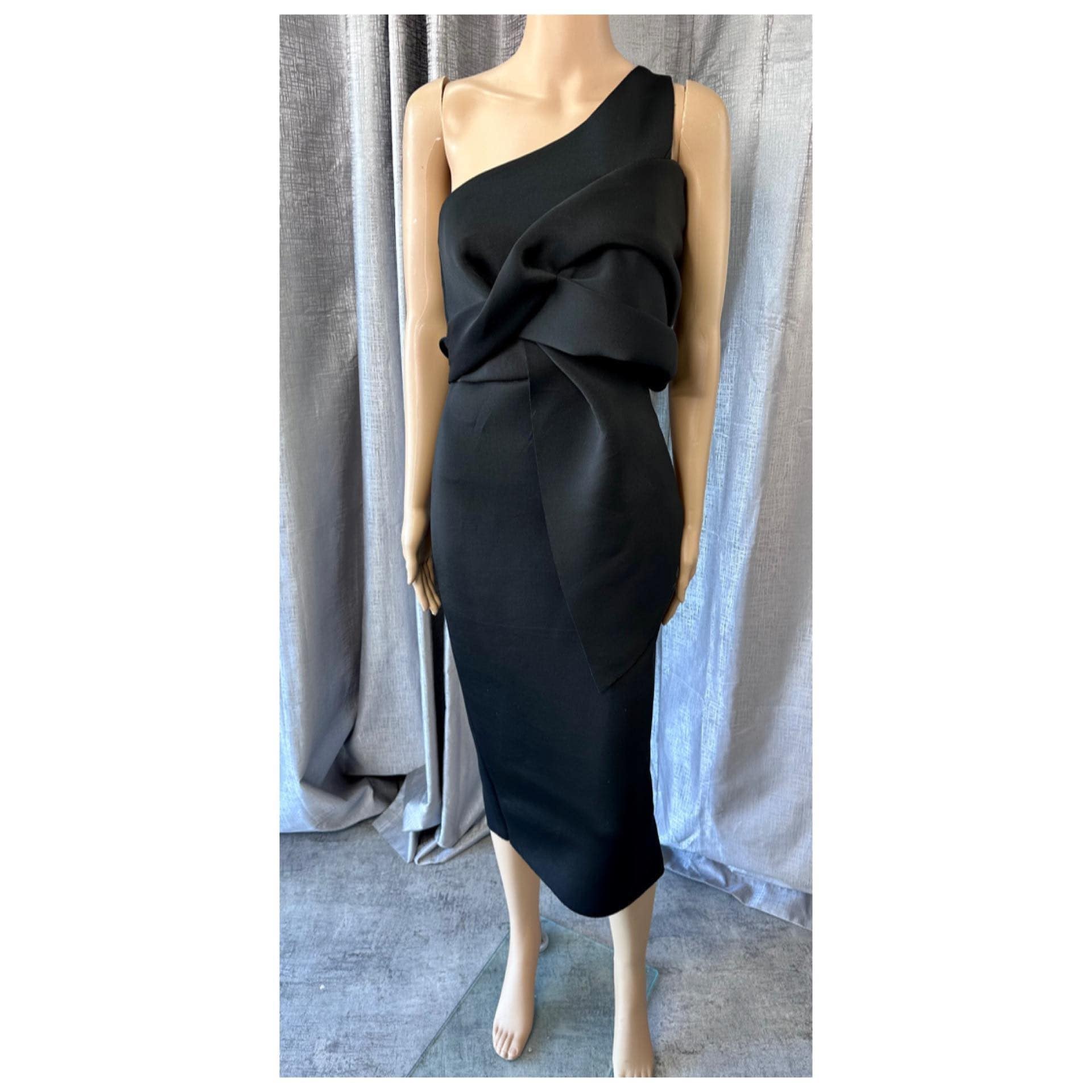 Designer dress hire auckland.  Dresses in sizes 6-26 available for rent in auckland new zealand