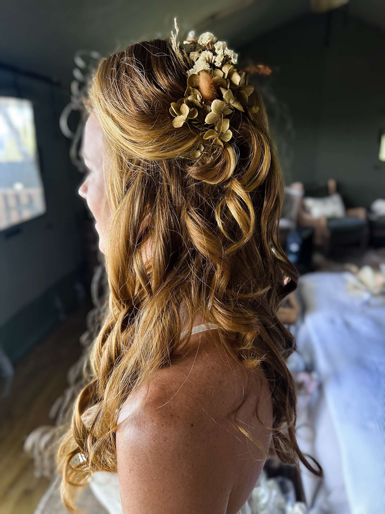 Discover your perfect look with our expert makeup and hair styling services! Whether you’re preparing for a special event or just want to indulge in a makeover,
