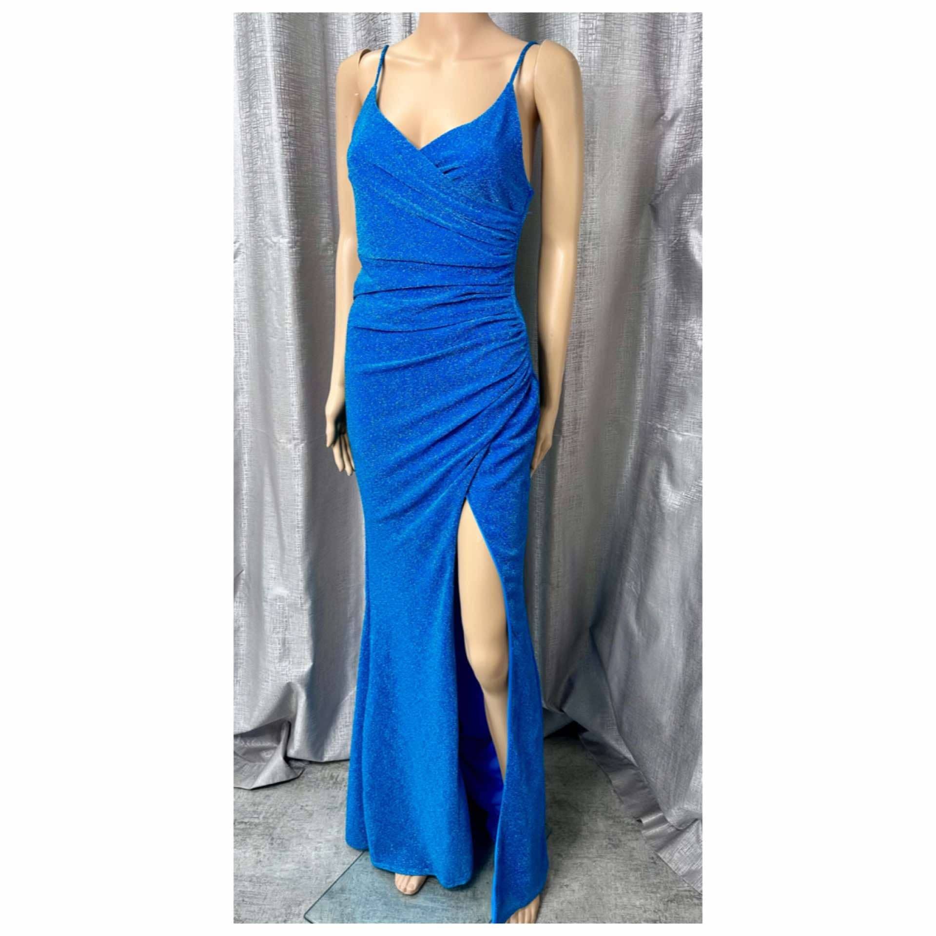 Get red-carpet ready with our full glam package! Elevate your look with professional hair styling, flawless makeup, and a stunning dress (available to hire).