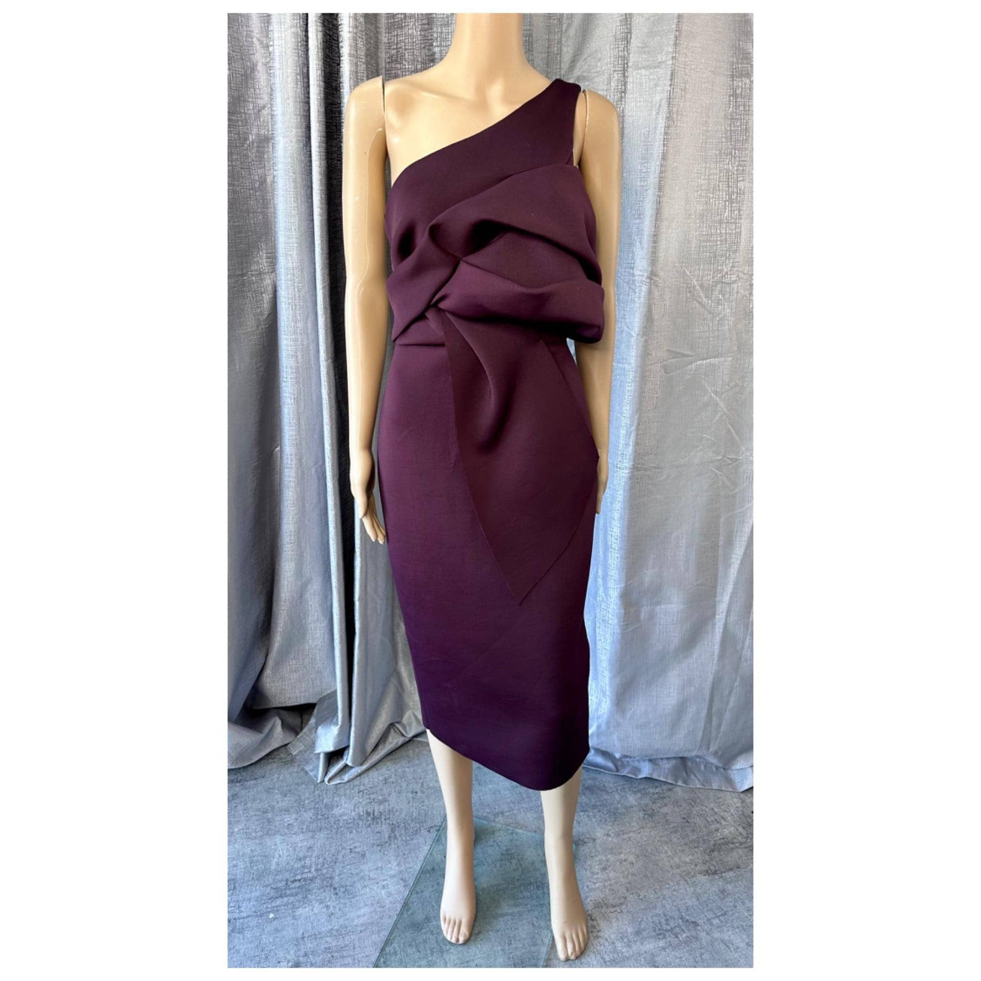 Designer dress hire auckland.  Dresses in sizes 6-26 available for rent in auckland new zealand