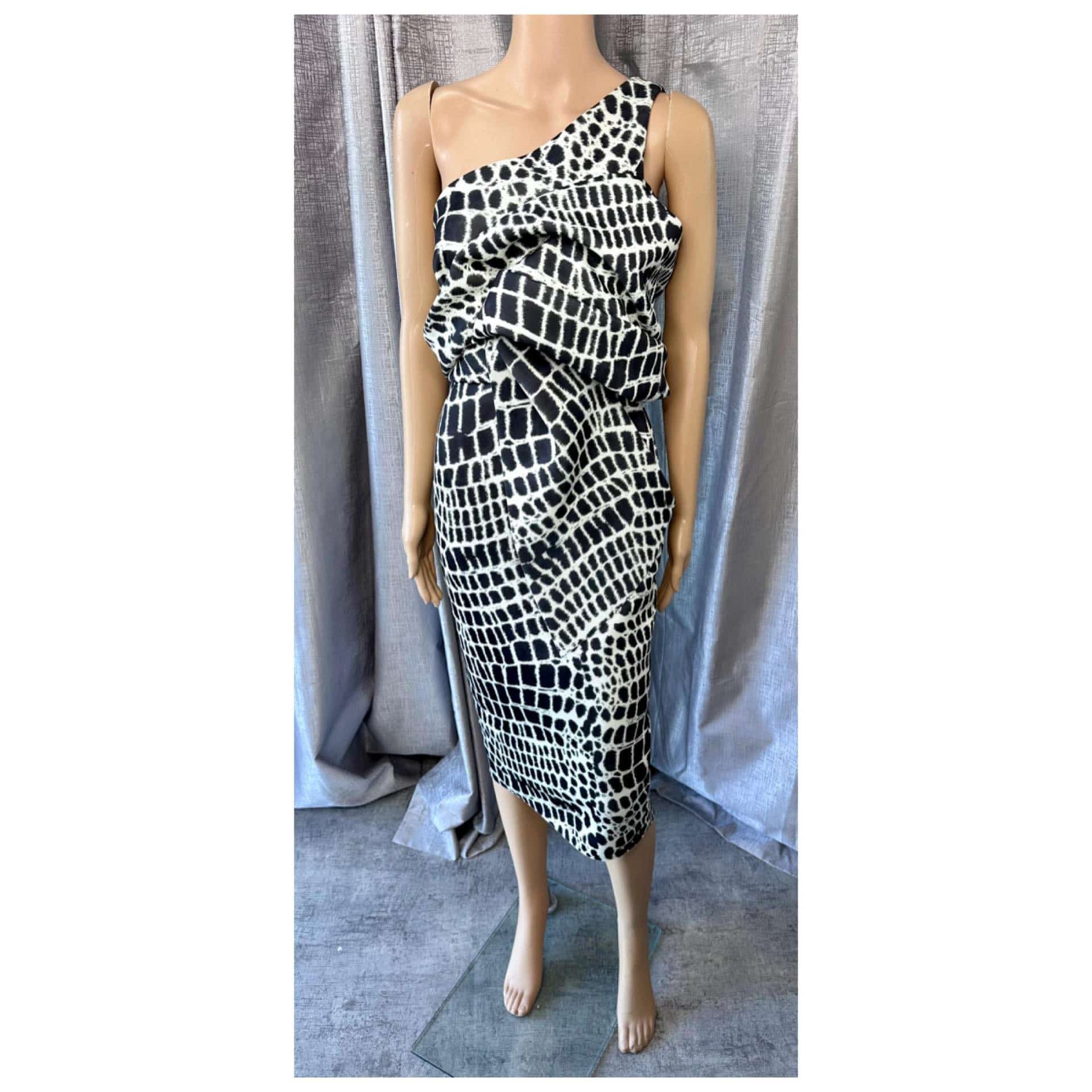 Designer dress hire auckland.  Dresses in sizes 6-26 available for rent in auckland new zealand
