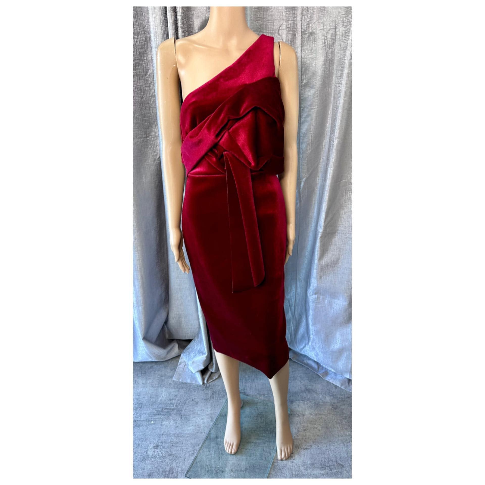 Designer dress hire auckland.  Dresses in sizes 6-26 available for rent in auckland new zealand