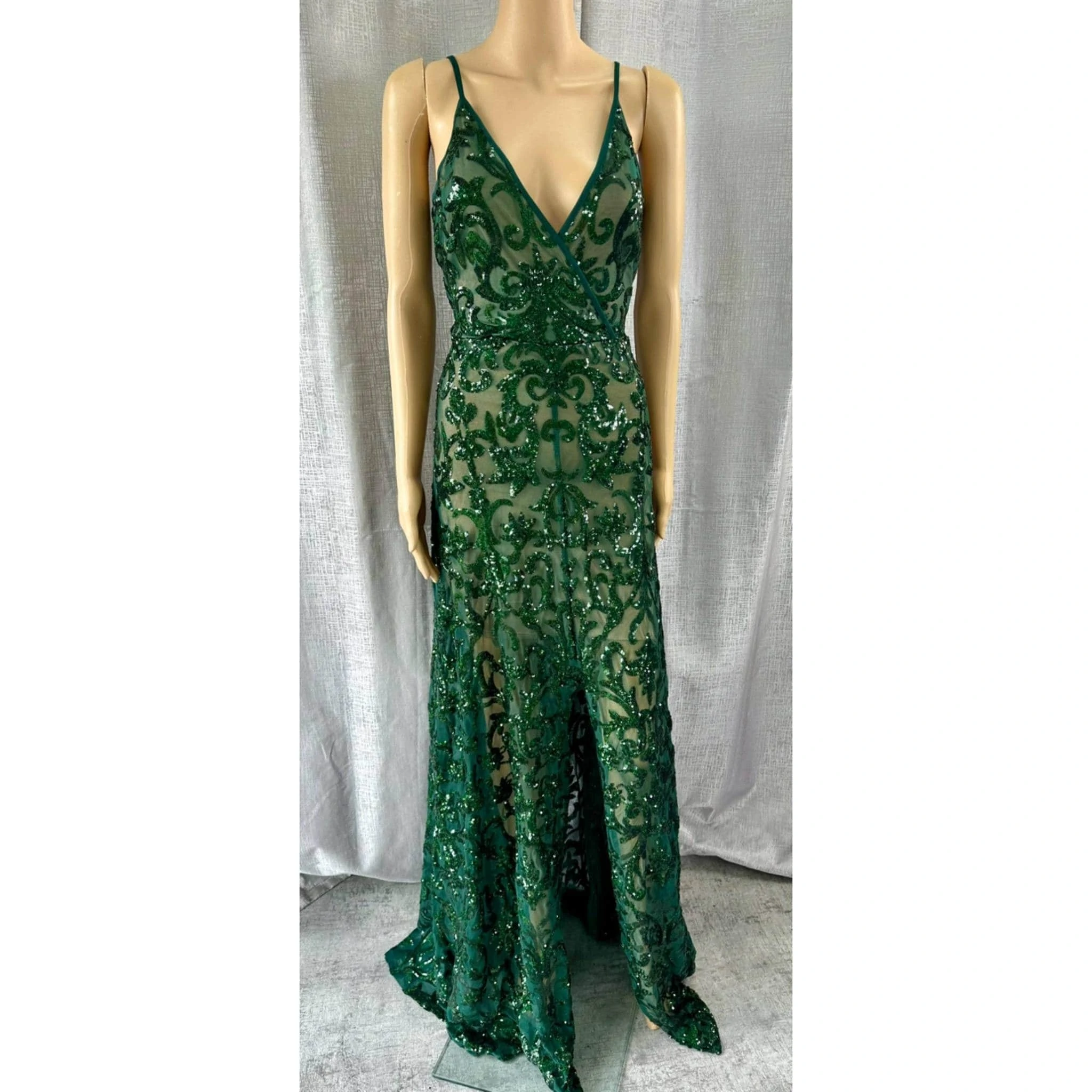 Designer dress hire auckland.  Dresses in sizes 6-26 available for rent in auckland new zealand
