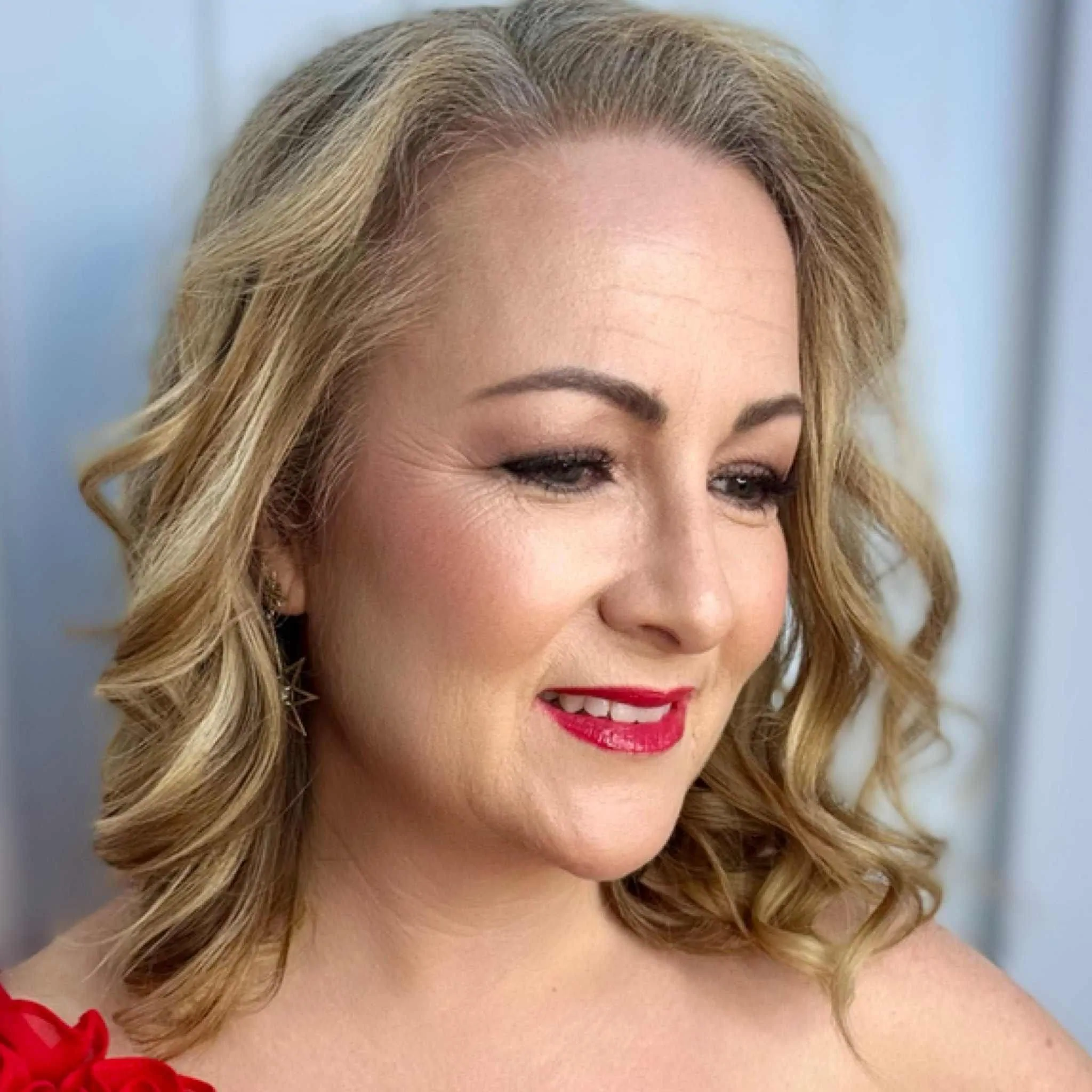 Secure your wedding hair and makeup artist in Auckland & North Auckland. Contact us today to book your bridal beauty package.